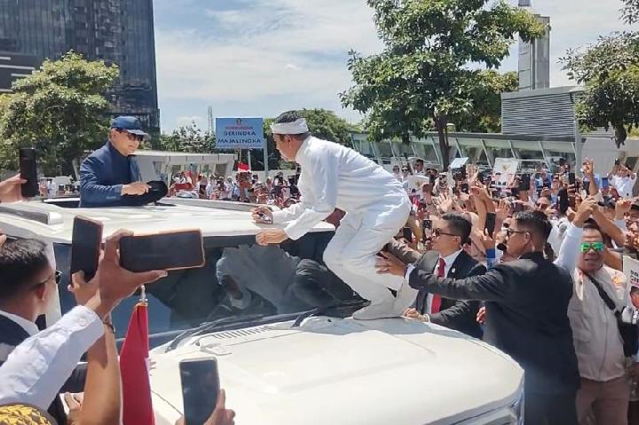 Cerita Dedi Mulyadi Tetiba Badannya Diangkat Massa Naik Di Kap Mobil