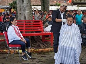 Usai Temui Petani, Presiden Jokowi Pangkas Rambut