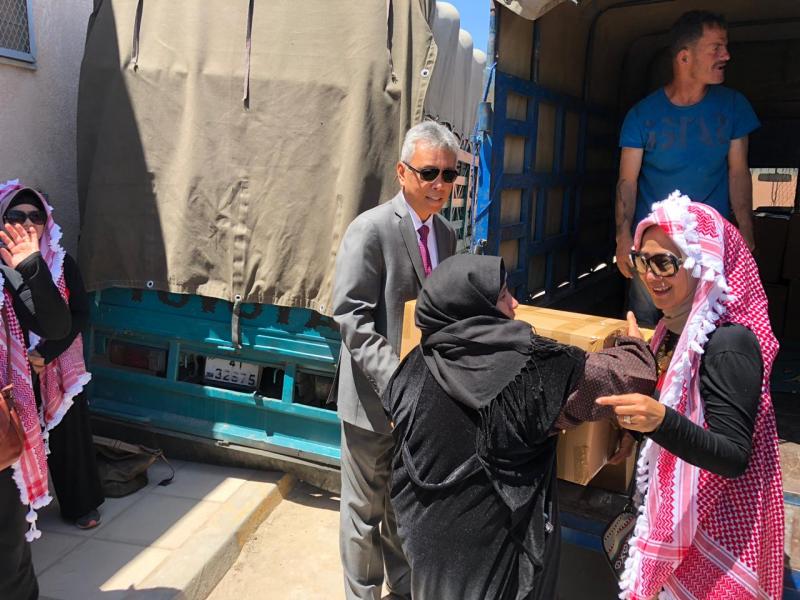 Duta Besar RI, Andy Rachmianto saat menyerahkan bantuan untuk pengungsi Palestina