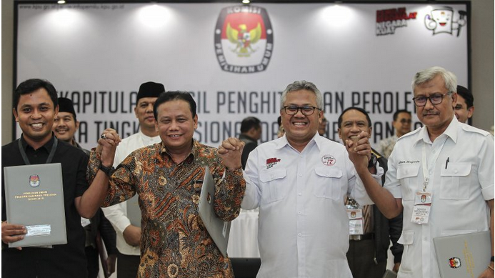 Komisioner KPU dan Bawaslu berfoto bersama usai mengumumkan hasil rekapitulasi nasional Pilpres dan Pileg 2019, di Kantor KPU, Jakarta, Selasa (21/5) dinihari. (Foto: ANT)