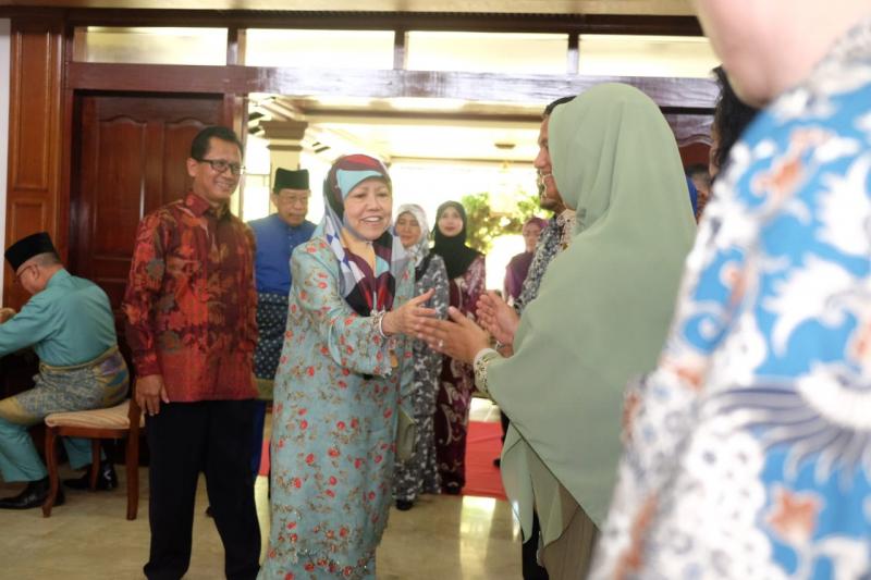 YTM Paduka Seri Pengiran Anak Puteri Hajah Masna dan Yang Amat Mulia Pengiran Lela Cheteria Sahibun Najabah Pengiran Anak Haji Abdul Aziz disambut oleh Duta Besar Indonesia untuk Brunei Darussalam, Dr. Sujatmiko, dan istrinya, Nany. 
