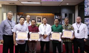 Perwakilan 4 Pengusaha UKM Berprestasi Terima Penghargaan PNM 