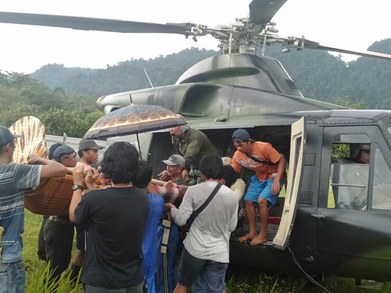 Prajurit Satgas Tindak dan Tim Penerbad TNI yang tergabung dalam Satgas Tinombala dengan menyelamatkan seorang ibu yang hendak melahirkan