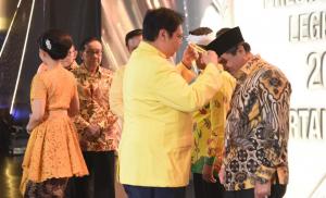 Raih Suara Terbanyak, Mantan Gubernur Jambi Dianugrahkan Mendali Platinum dan Piagam