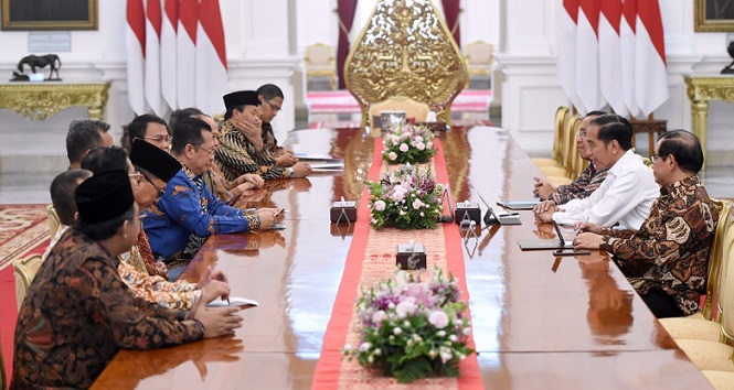 Presiden Joko Widodo menerima pimpinan Majelis Permusyawaratan Rakyat (MPR) di Istana Merdeka, Jakarta, Rabu, 16 Oktober 2019. Kesepuluh pimpinan MPR dipimpin oleh Ketua MPR Bambang Soesatyo atau akrab disapa Bamsoet. (Foto: Ist)