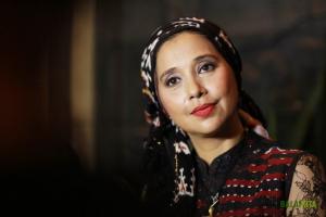 Bikin Bangga! Ayu Azhari Kenalkan Kain Tenun NTT Hingga Laku Keras di London