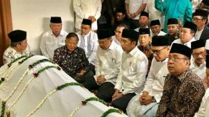 Melawat ke Rumah Gus Sholah, Jokowi: Kita Kehilangan Tokoh yang Merawat Persatuan Bangsa