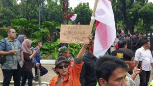 Anies Didemo Di Balaikota, Massa Lempari Dengan Tomat