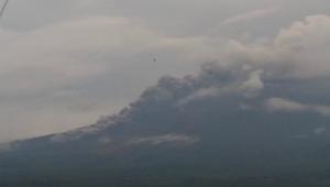 Gunung Semeru Keluarkan Awan Panas Sejauh Tiga Kilometer