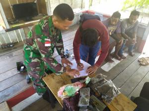 Satgas Yonif 713/ST Serahkan 5 Bungkus Ganja dan 2 Tersangka ke BNN Provinsi Papua