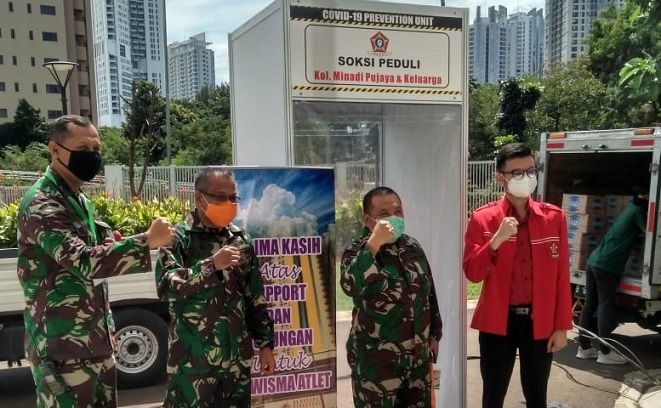 Bendahara Umum SOKSI, Minadi Pujaya didampingi Wakil Sekjen Tulus Leo Sitanggang memberi bantuan yang langsung diterima oleh Kasdam Jaya yang juga sebagai Wapangkogasgabpad, Brigjen TNI Saleh Mustafa, dan Kolonel Agung Maryono, di RS Wisma Atlet Kemayoran, Jakarta, Rabu (8/4). (Foto: Ist)