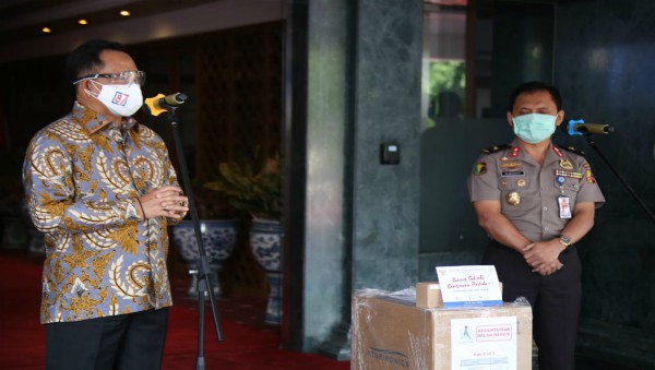 Mendagri Tito Karnavian menyerahkan bantuan untuk penanganan Covid-19 untuk  RS. Bhayangkara Tk. I R. Said.(Foto:Istimewa)