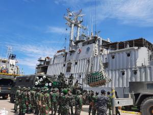 KRI Teluk Manado 537 Angkut Satgas Pamtas RI-Malaysia ke Kalimantan Timur