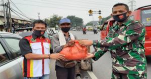 Peduli Korban Covid-19, Forum Putra-Putri Pariaman Bagikan Sembako Untuk Warga