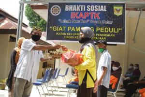 IKAPTK Luak Nan Tuo Tanah Datar Berikan Paket Sembako kepada Petugas Kebersihan Kota Batusangkar
