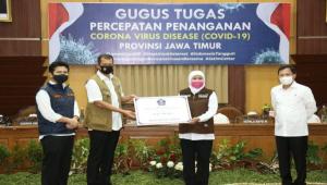 Tangani Covid-19 Jatim, Gugus Tugas Serahkan Bantuan Alkes dan Robot Disinfektan