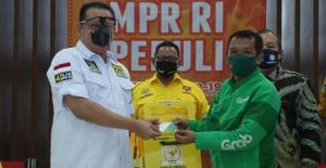 MPR PEDULI Lawan COVID-19 dan Gerak BS Bagikan Asuransi, dan Partisi Portable kepada Pengemudi Ojek Online