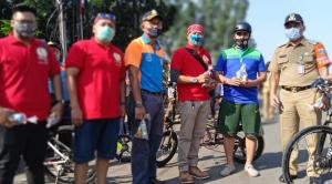 Dukung Kesehatan di Masa Pandemi, Li Foundation Bagikan Pisang dan Kelapa Muda untuk Para Pesepeda