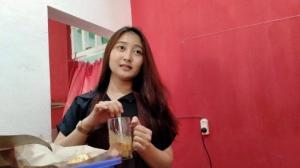 Kisah Rere, Pramugari Cantik Banting Jadi Penjual Kopi