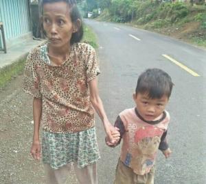 Mari Saudara Semuanya, Kita Bantu Hatta, Bocah 5 Tahun Seorang Diri Rawat Ibunya yang Tunanetra