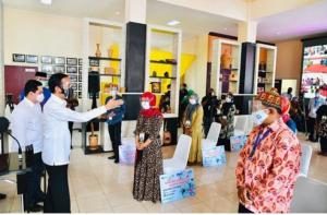 Perwakilan Nasabah PNM Mekar Terima Banpres Produktif Jokowi di Banda Aceh