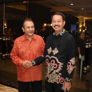 Petahana VS Penantang