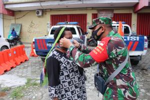 Cegah Covid 19, Babinpotdirga Lanud SPR Bagikan Masker