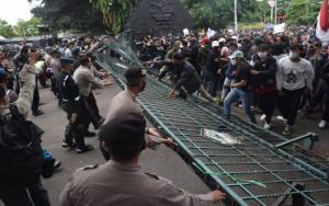 Pagar DPRD Jateng Dijebol Buruh dan Mahasiswa dalam Demo Tolak UU Ciptaker