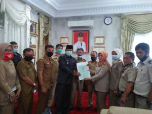 Kepala BPN Tanahdatar Nurhamida serahkan 14 Sertifikat kepada PJs Bupati Tanahdatar