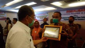 Wali Nagari Salimpaung Marjohan Terima Penghargaan