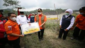 Tinjau Penanganan Erupsi Gunung Semeru, Doni Monardo Serahkan Bantuan 500 Juta