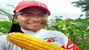 Saleh Husin, Heriyanto dan Leroy Osmani Menikmati Jagung dan Singkong Rebus