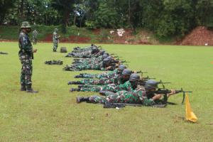 Prajurit Yonif 4 Marinir Laksanakan Latihan Menembak SS.2 V1