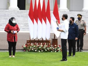 Ringankan Beban, Presiden Jokowi Serahkan Paket Obat Isoman kepada Nasabah PNM Mekaar