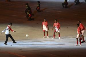 Bikin Kejutan di Pembukaan PON: Jokowi Main Bola dengan Tiga Anak Papua & Memukul Tifa