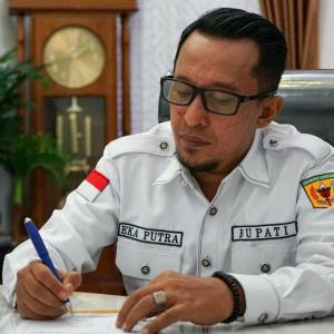 Bupati Tanah Datar Eka Putra Masuk 10 Besar Bupati Terpopuler di Indonesia