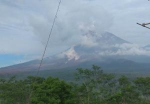Gunung Semeru Kembali Luncurkan Awan Panas Guguran Hingga 5.000 Meter