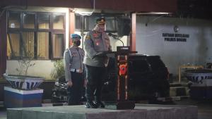 Cegah Omicron, Pasukan  Gabungan Bubarkan Kerumunan Massa