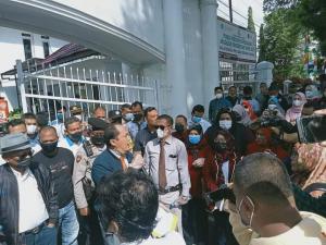 Minta Rekan Sejawat Dibebaskan, Puluhan Advokat Demo Kejaksaan Tinggi Jambi
