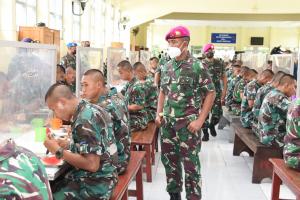 Komandan Kodiklatal Inspeksi Kegiatan Makan Siang Siswa