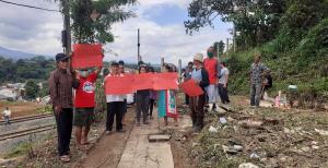 Desak PT KAI Bangun JPO di Rel Ganda, Warga Kampung Pasir Jambu Gelar Aksi Damai