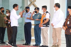 Komandan Pangkalan TNI AL Palembang Sambut Kedatangan Presiden Joko Widodo