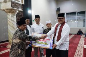 Masjid Jamik Nagari Sumanik Kecamatan Salimpaung Terima Bantuan dari Bupati Tanah Datar