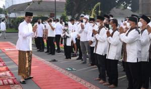 Presiden Jokowi dan Keluarga Sholat Idul Fitri di Halaman Istana Yogyakarta