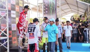 Tutup MXGP Indonesia 2022, Ketum IMI Serahkan Trophy Juara MXGP Samota Kepada Tim Gajser  dari Slovenia