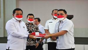 Dirjen Bahtiar Serahkan Bendera Merah Putih Secara Simbolis kepada Perwakilan Tim Pencanangan Gerakan 10 Juta Bendera Merah Putih