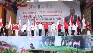 Wamendagri Bagikan Bendera Merah Putih di Provinsi Aceh