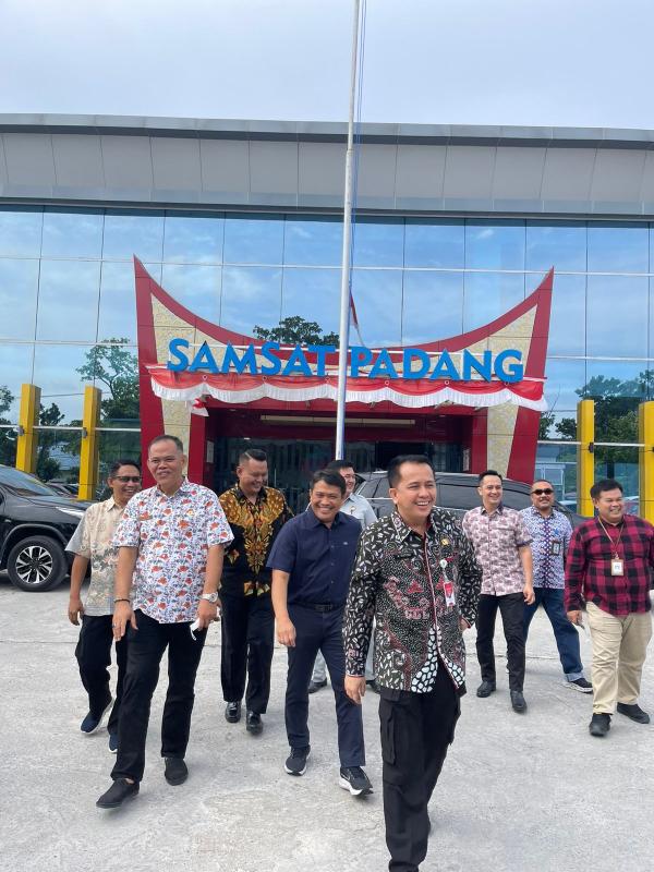 Kunjungi Samsat Kota Padang, Dirjen Keuangan Daerah Kemendagri Berikan ...