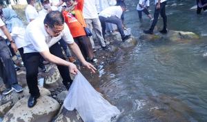 RIFA Fest 2022 Tebar 50 Ribu Ekor Ikan di Sungai Ciliwung