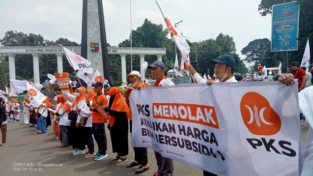 PKS Kota Bogor Gelar Demo Tolak Kenaikan Harga BBM Di Tugu Kujang